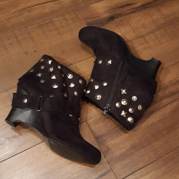 BKE‎ Y2K Studded Wedge Heel Ankle Boots Black Faux Suede - Picture 2 of 6